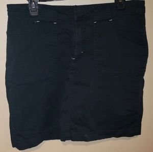 Lee just below the waist skort sz12 medium black